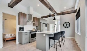 Fridge, microwave, oven, stovetop - Archibald | Relaxing stay with spa | Swimming pool (Pont-Rouge)