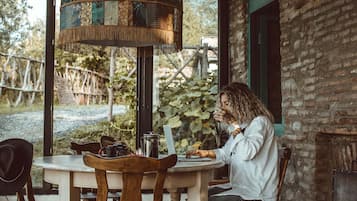Design suite, 1 kingsize bed, keuken, uitzicht op tuin | Individueel gedecoreerd, individueel gemeubileerd, gratis wifi