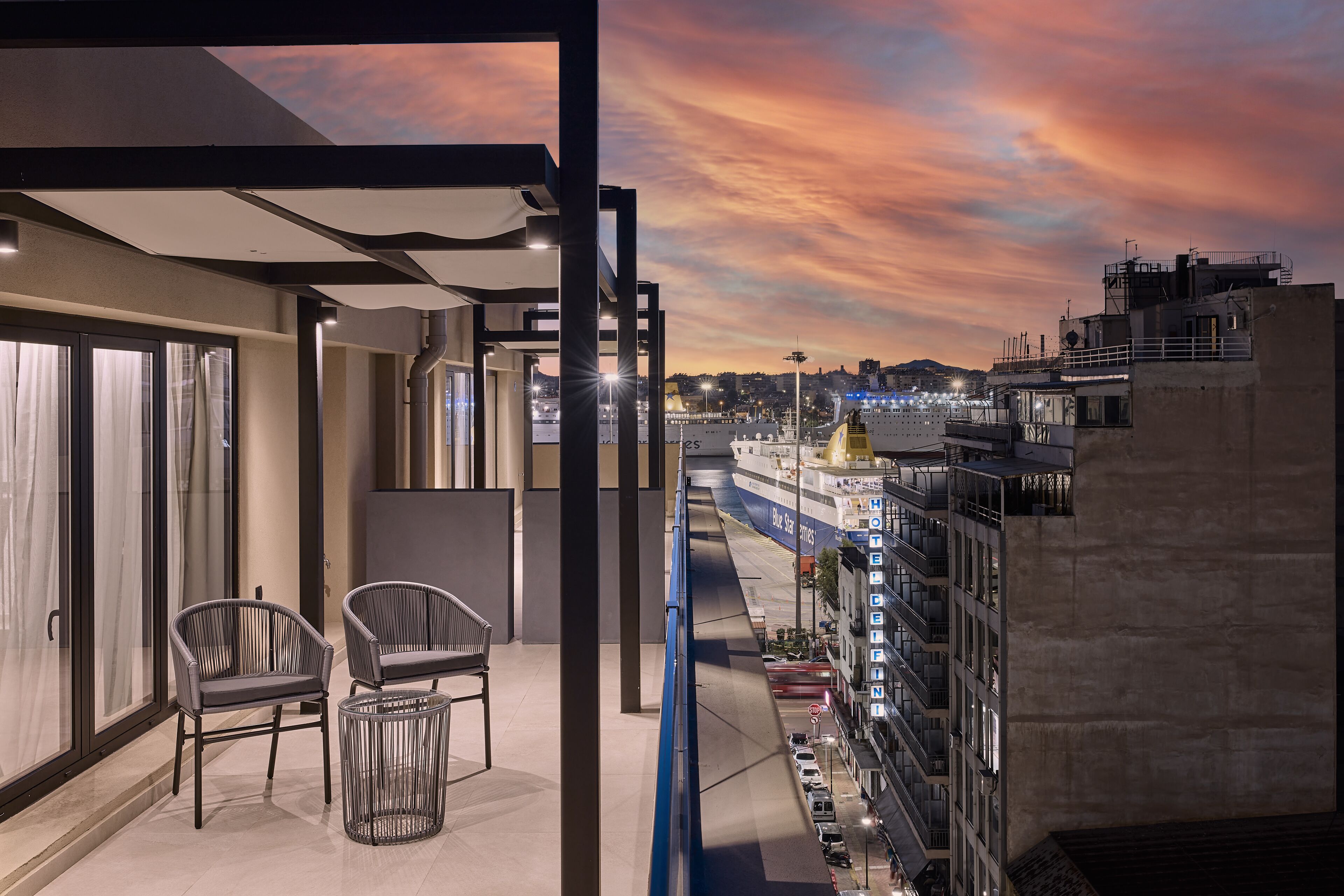 Façana frontal de l'allotjament (vespre/nit)