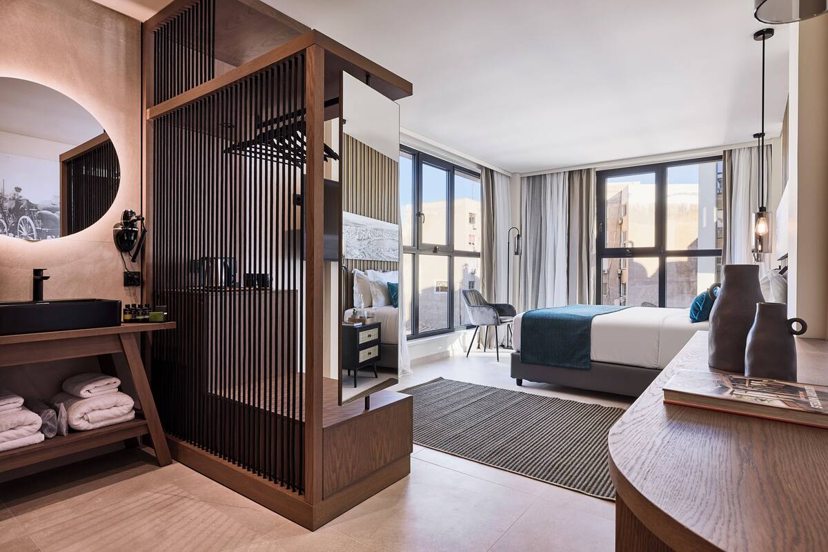 Luxury Double Room with City View | Sengetøy av topp kvalitet, minibar, safe på rommet og skrivebord
