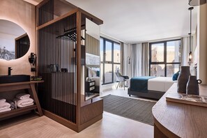 Luxury Double Room with City View | Premium bedding, minibar, in-room safe, desk - Athenarum Portus Life & Style Hotel (Piraeus)