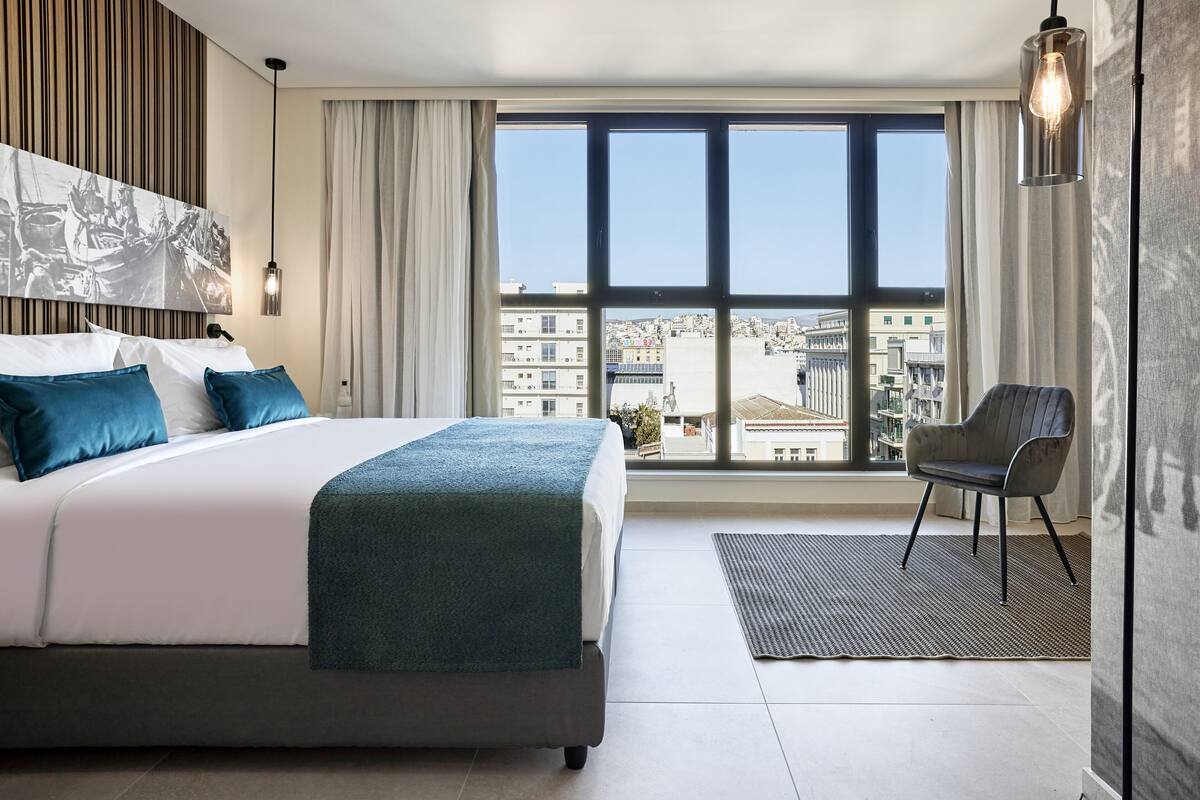 Dobbeltrom – deluxe, byutsikt | Sengetøy av topp kvalitet, minibar, safe på rommet og skrivebord