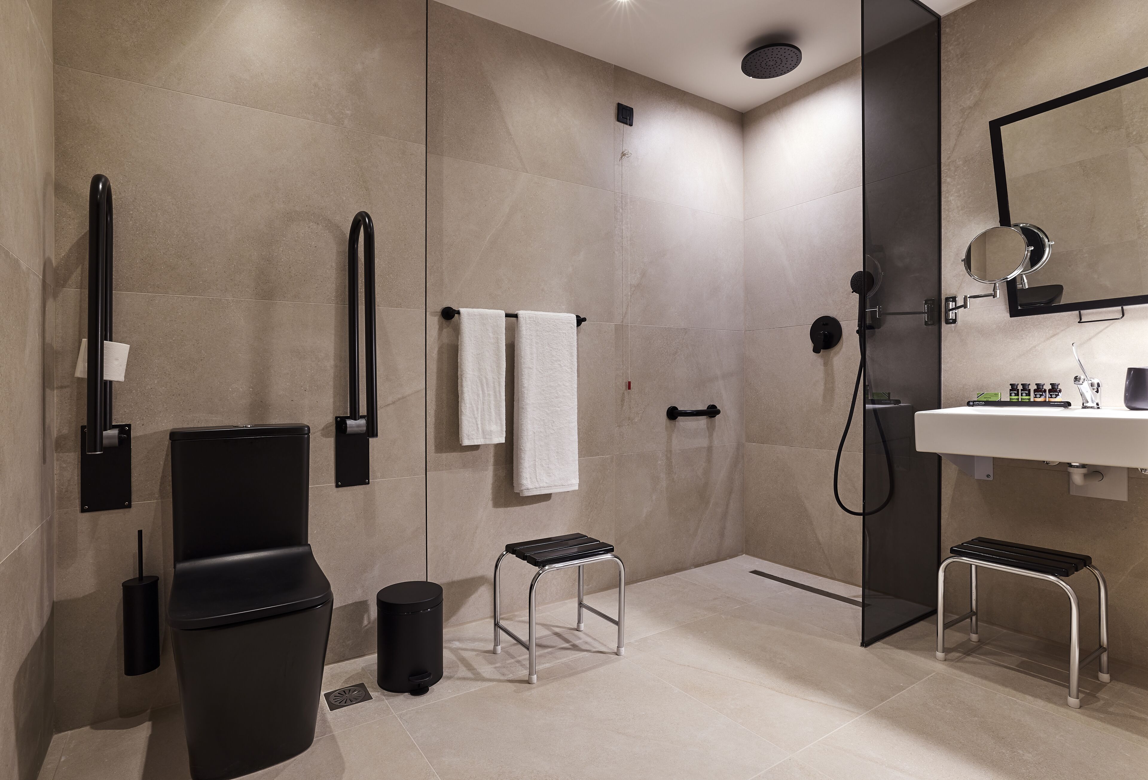Un baño moderno con ducha, inodoro y lavamanos.