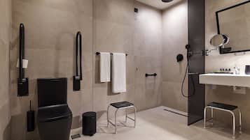 Un baño moderno con ducha, inodoro y lavamanos.