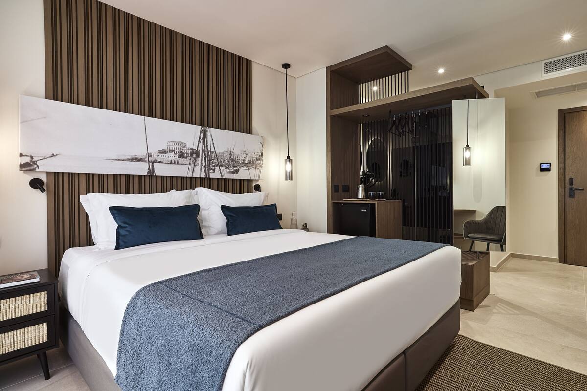 Comfort Double Room with Side City View | Sengetøy av topp kvalitet, minibar, safe på rommet og skrivebord
