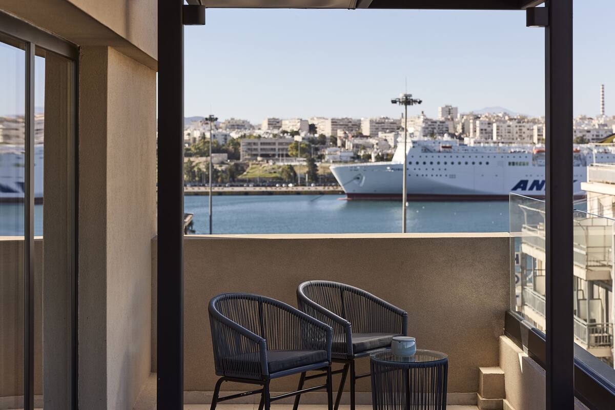 Suite – deluxe, terrasse, delvis sjøutsikt | Sengetøy av topp kvalitet, minibar, safe på rommet og skrivebord