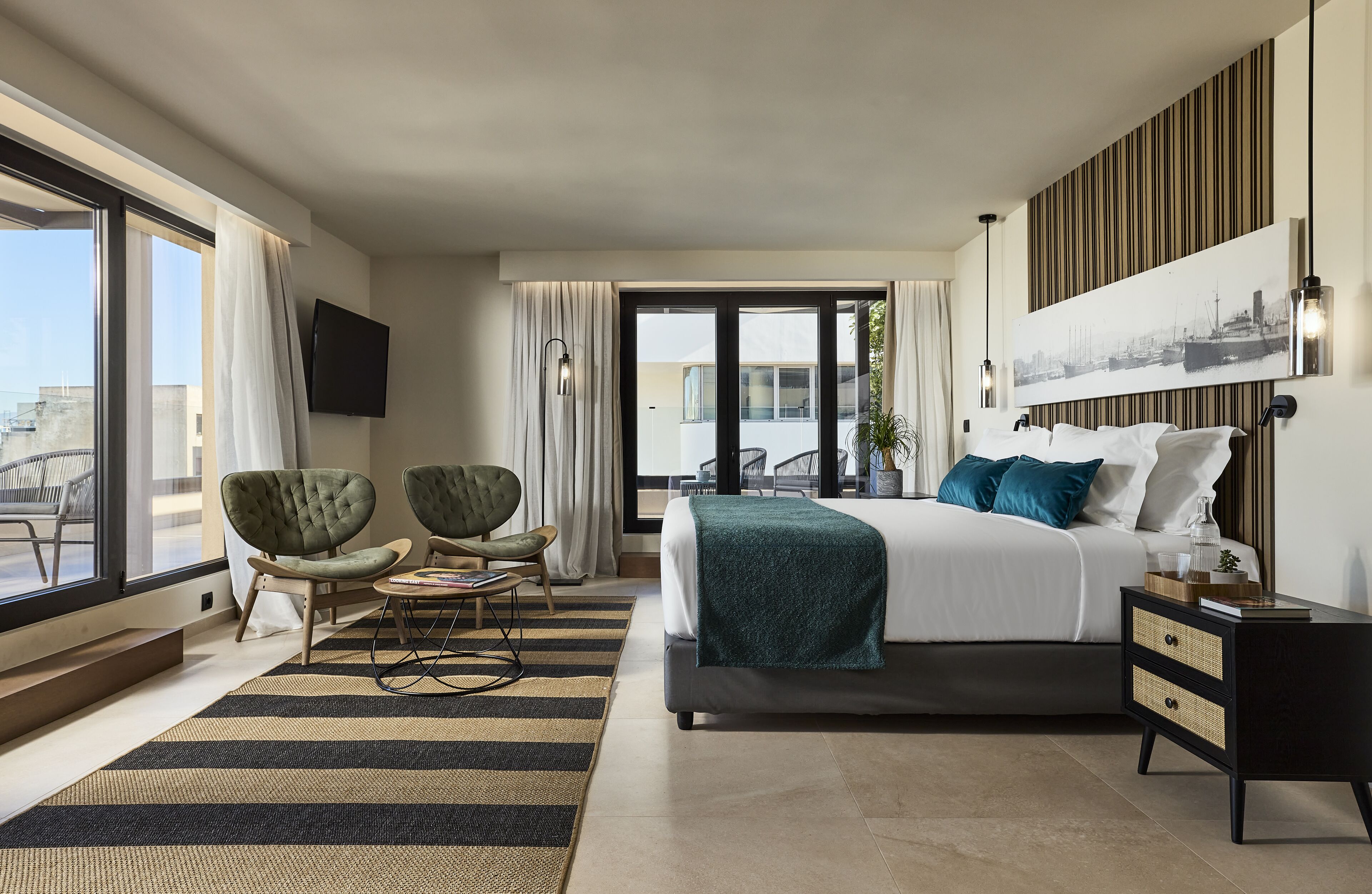 Executive suite, terras, uitzicht op de stad | Luxe beddengoed, een minibar, een kluis op de kamer, een bureau