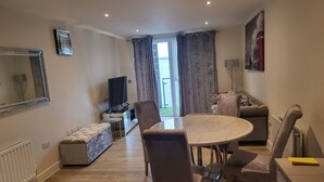 Living area - Captivating 2-bed Apartment in Maidenhead (Maidenhead)