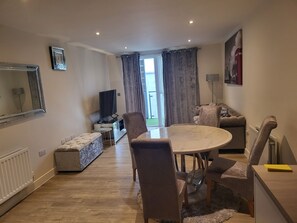 Living area - Captivating 2-bed Apartment in Maidenhead (Maidenhead)