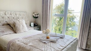 Apartment | 2 bedrooms, iron/ironing board, free WiFi, bed sheets - Captivating 2-bed Apartment in Maidenhead (Maidenhead)