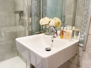 Bathroom - Captivating 2-bed Apartment in Maidenhead (Maidenhead)