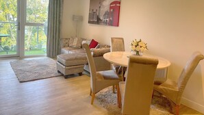 Apartment | Dining - Captivating 2-bed Apartment in Maidenhead (Maidenhead)
