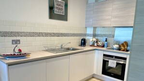 Apartment | Private kitchen | Fridge, microwave, oven, stovetop - Captivating 2-bed Apartment in Maidenhead (Maidenhead)