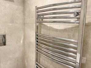 Apartment | Bathroom | Combined shower/bathtub, deep-soaking bathtub, towels - Captivating 2-bed Apartment in Maidenhead (Maidenhead)