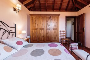 2 slaapkamers, een strijkplank/strijkijzer, gratis wifi, beddengoed