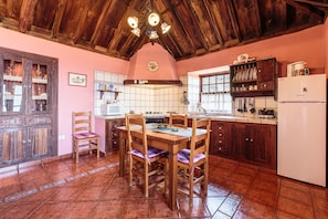Microondas, horno, placa de cocina