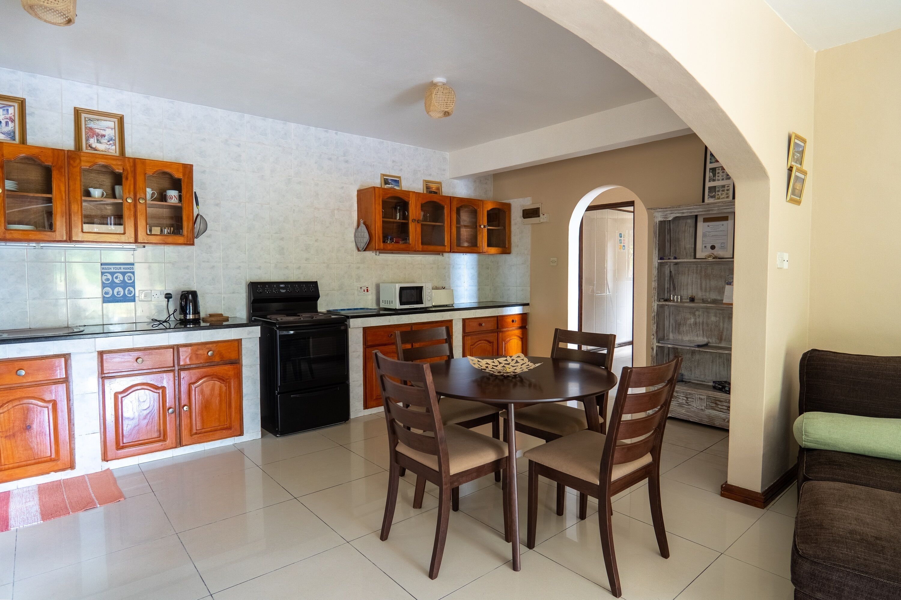 Family Apartment | Private kitchen | Mini-fridge, microwave, oven, stovetop