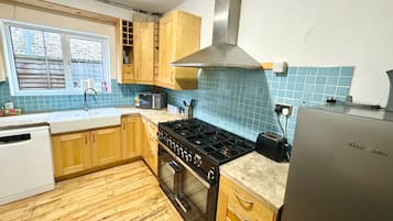 House | Private kitchen | Fridge, microwave, oven, stovetop