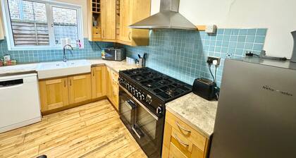 Detached 4beds - Windsor, Heathrow & London Access