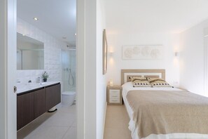 A modern bedroom with a bed, bedside tables, and a nightstand. - Fidalsa Utopia junto al mar (Punta Prima)