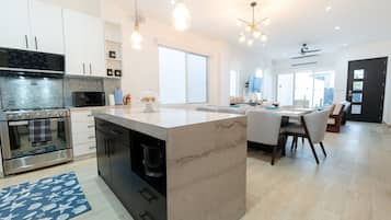 Frigorífico, microondas, horno y placa de cocina