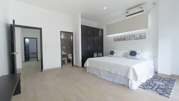 5 bedrooms, desk, iron/ironing board, free WiFi