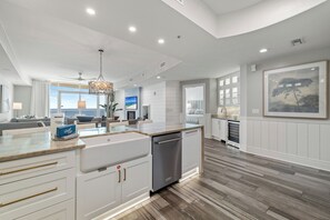 Una cocina moderna con lavavajillas, un comedor con vistas y una sala de estar con sofá.