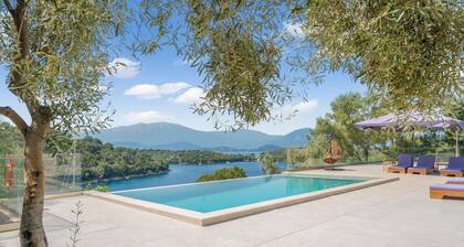 Villa Chriselia - 3 Bedrooms With Sea Access