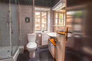 Douche, sèche-cheveux, serviettes fournies, savon