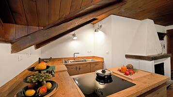 Apartamento standard, vários quartos (Appartamento La Fontaine Ski In Ski) | Cozinha privada | Geladeira, fogão, cooktop, lava-louças