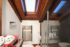 Standard Apartment, 2 Bedrooms, Balcony (Appartamento La Fontaine Ski In Ski) | Bathroom - Appartamento La Fontaine Ski In Ski Out (Claviere)