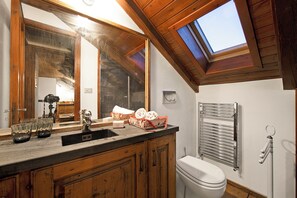 Standard Apartment, 2 Bedrooms (Appartamento La Fontaine Ski In Ski) | Bathroom | Shower, hair dryer, towels, soap