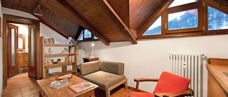 En 21-tommers Flatskjerm-TV med kabel-kanaler samt TV