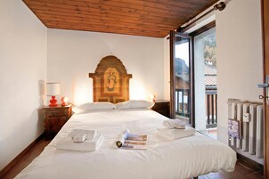 Standard Apartment, Multiple Bedrooms (Appartamento La Fontaine Ski In Ski) | 2 bedrooms, free WiFi, bed sheets