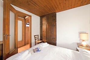 Standard Apartment, Multiple Bedrooms (Appartamento La Fontaine Ski In Ski) | 2 bedrooms, free WiFi, bed sheets - Appartamento La Fontaine Ski In Ski Out (Claviere)