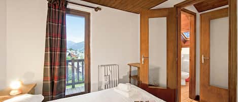 Standard Apartment, Multiple Bedrooms (Appartamento La Fontaine Ski In Ski) | 2 bedrooms, free WiFi, bed sheets