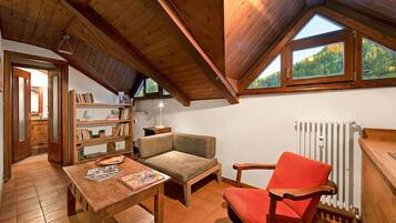 Standard Apartment, Multiple Bedrooms (Appartamento La Fontaine Ski In Ski) | Living area