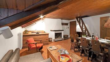 Standard Apartment, Multiple Bedrooms (Appartamento La Fontaine Ski In Ski) | Dining