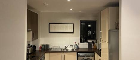 Apartamento | Cocina privada | Frigorífico, microondas, horno y placa de cocina