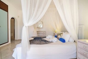 4 bedrooms, iron/ironing board, Internet, bed sheets
