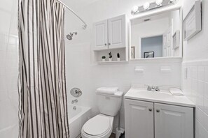 Douche, sèche-cheveux, serviettes fournies