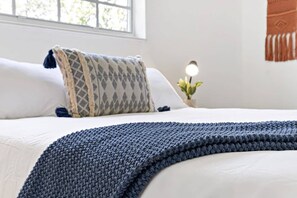 2 habitaciones, escritorio y tabla de planchar con plancha 