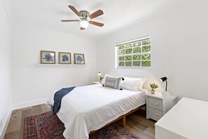 2 habitaciones, escritorio y tabla de planchar con plancha 
