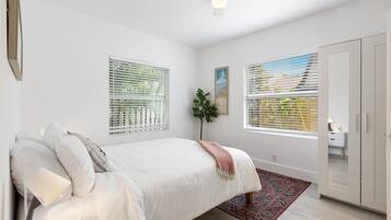 2 dormitorios, escritorio, tabla de planchar con plancha y wifi