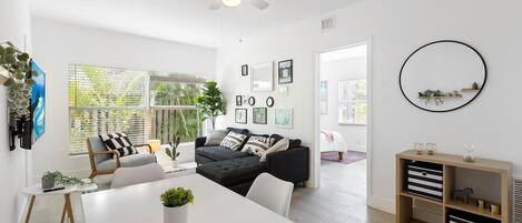 Una televisión, una oficina