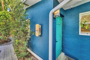 Exterior detail - Riverside Charm – Cozy 2BR, 1BA by Riverwalk (Fort Lauderdale)