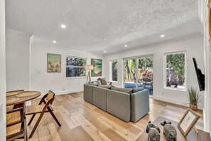 TV, offices - Riverside Charm – Cozy 2BR, 1BA by Riverwalk (Fort Lauderdale)