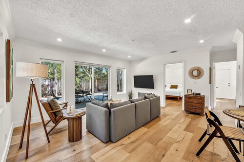 Riverside Charm – Cozy 2BR, 1BA by Riverwalk