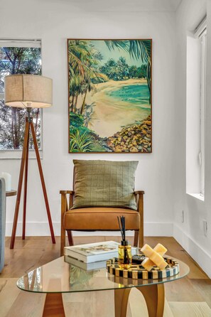 TV, offices - Riverside Charm – Cozy 2BR, 1BA by Riverwalk (Fort Lauderdale)