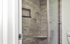 Dusche, Haartrockner, Handtücher, Toilettenpapier